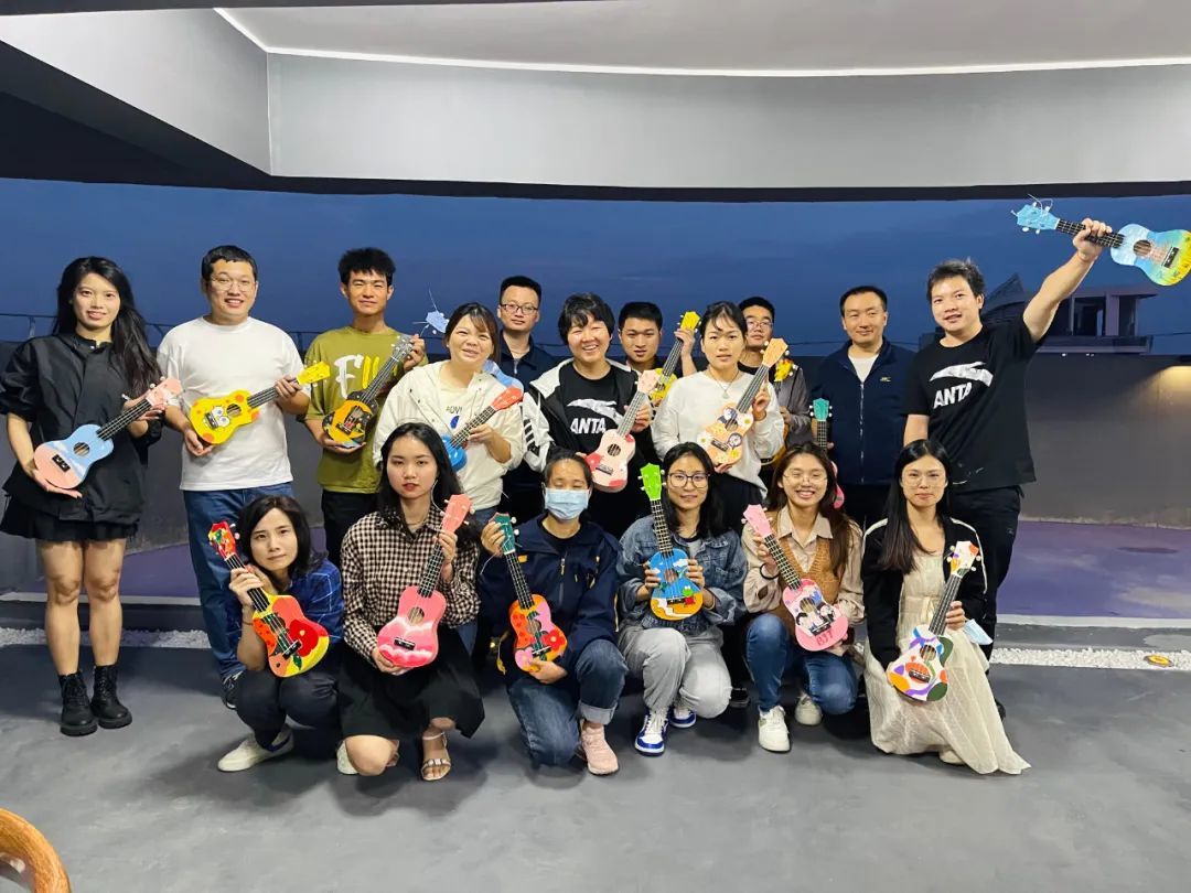 Ukulele pintado, arte e vida são indispensáveis
